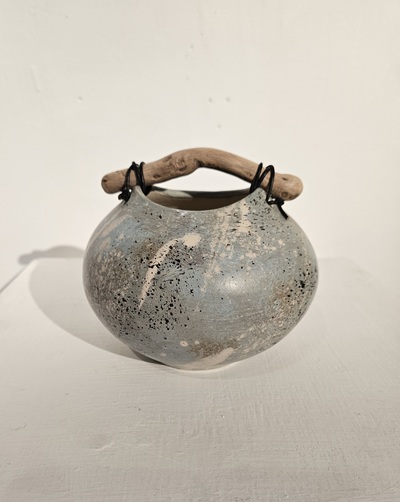 Anne Morrison
Blue Splash Pot
Raku ceramic h14cm
£160